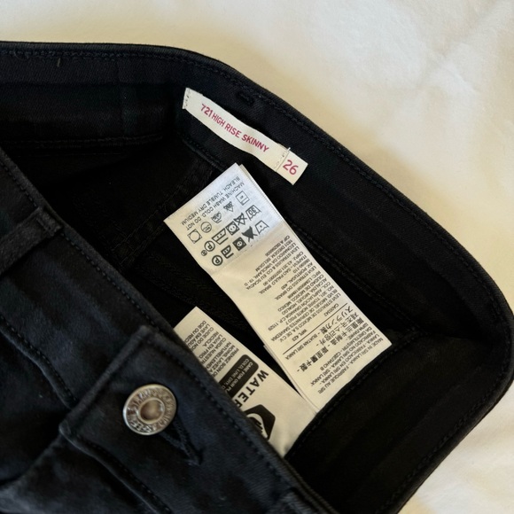 Levi’s 721 High Rise Skinny in Black - Picture 10 of 11